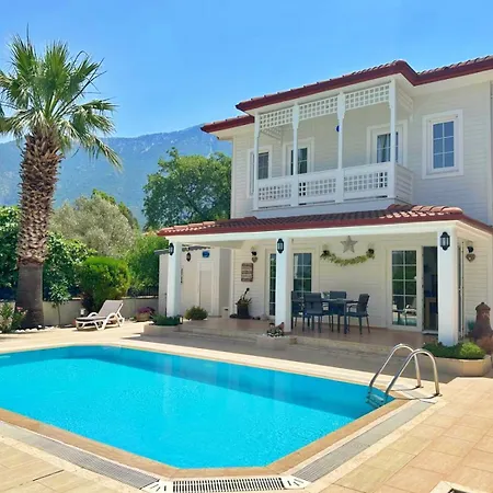 London - 3 Bedroom In Ovacik 别墅 *